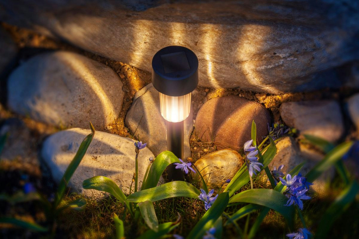 Così illumino il mio giardino la sera senza elettricità: solo materiali naturali e riciclati
